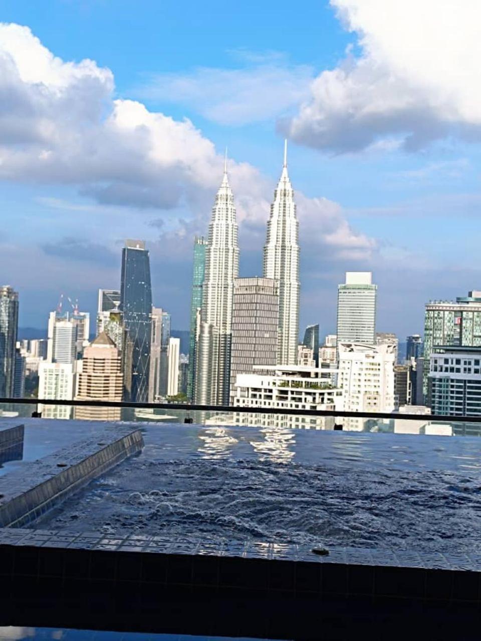 The Luxe Colony Klcc By Sky Pool Apartment Kuala Lumpur Luaran gambar